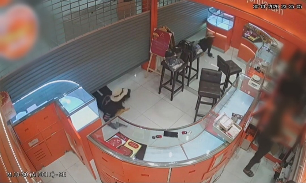 ปล้นทอง 149 บาท กลางห้าง