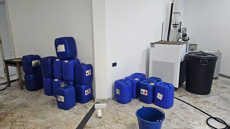 บุกบ้านหรูจีนเทา เจอแท่นผลิตสารเคมี