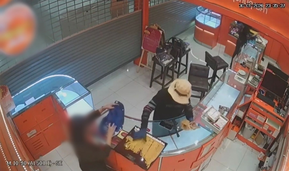 ปล้นทอง 149 บาท กลางห้าง