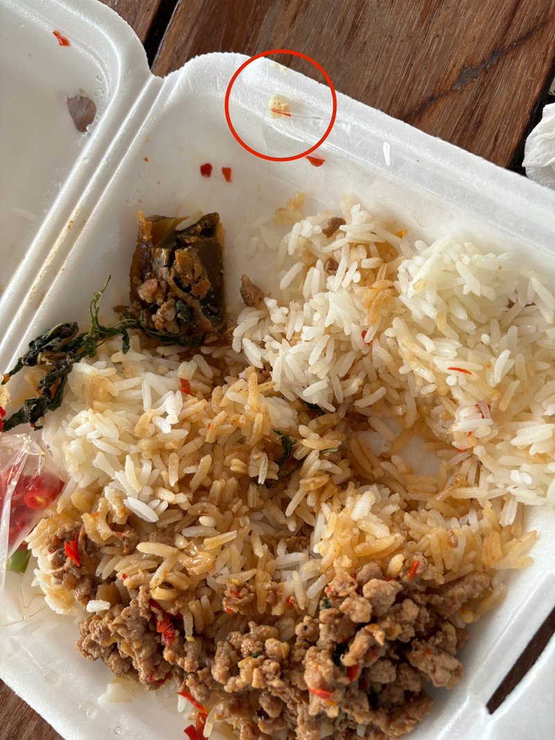 กินข้าวผัดกะเพราตามสั่งไปครึ่งกล่อง เจออะไรแปลกๆ ชาวเน็ตเห็นแทบพุ่ง กินข้าวผัดกะเพราตามสั่งไปครึ่งกล่อง เจออะไรแปลกๆ ชาวเน็ตเห็นแทบพุ่ง