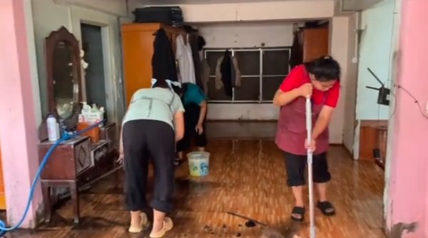 ไฟไหม้บ้าน รื้อทำความสะอาดเจอซองยาซุกเพียบ เปิดออกมาพบเงินครึ่งล้าน