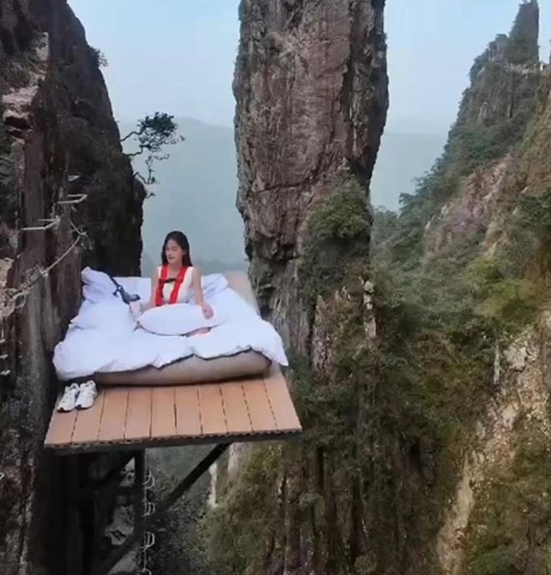 เปิดที่เที่ยวมิติใหม่ เตียงนอนบนหน้าผาสูง 1,600 เมตร