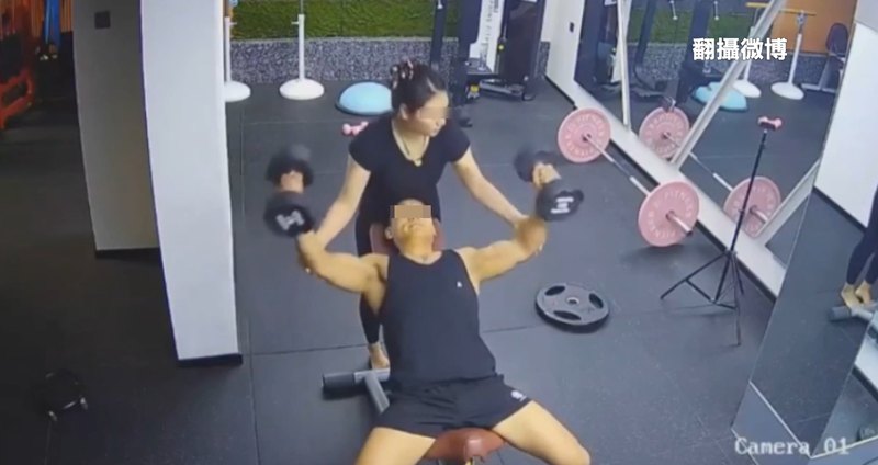 โค้ชสาวช่วยหนุ่มออกกำลังกาย ถูกวิจารณ์ ใช้วิธีก้มต่ำสร้างแรงใจ เหมาะหรือไม่