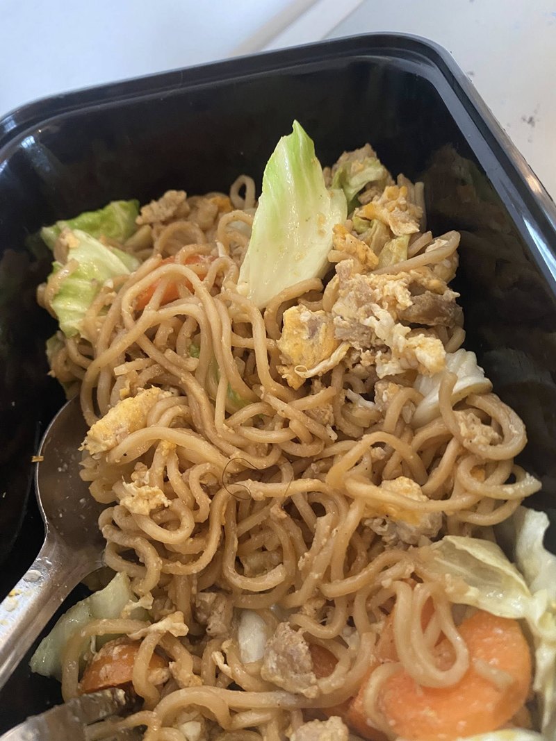 สั่งอาหาร เจอเส้นขนปริศนาในมาม่าผัด ร้านบอกเป็นขนกุ้ง