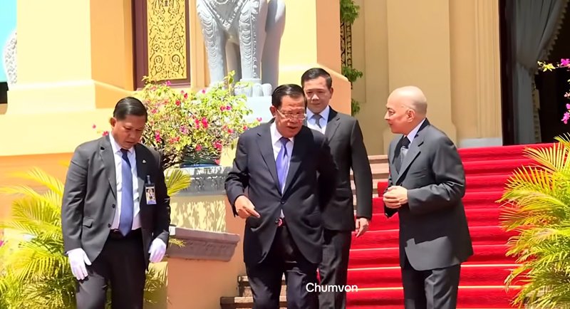 กษัตริย์สีหมุนี มอบอำนาจกองทัพแก่ ฮุน เซน พบสุดนอบน้อม ทรงไหว้ ฮุน เซน ตลอด กษัตริย์สีหมุนี มอบอำนาจกองทัพแก่ ฮุน เซน พบสุดนอบน้อม ทรงไหว้ ฮุน เซน ตลอด
