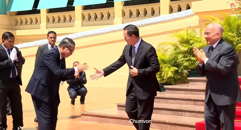กษัตริย์สีหมุนี มอบอำนาจกองทัพแก่ ฮุน เซน พบสุดนอบน้อม ทรงไหว้ ฮุน เซน ตลอด กษัตริย์สีหมุนี มอบอำนาจกองทัพแก่ ฮุน เซน พบสุดนอบน้อม ทรงไหว้ ฮุน เซน ตลอด