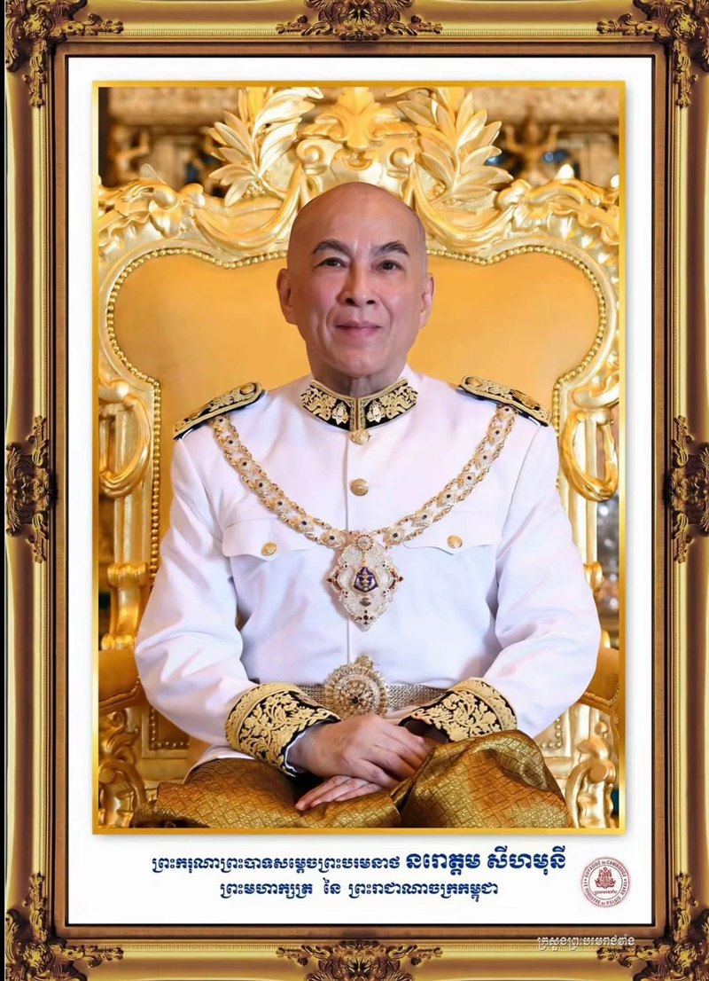 กษัตริย์สีหมุนี มอบอำนาจกองทัพแก่ ฮุน เซน พบสุดนอบน้อม ทรงไหว้ ฮุน เซน ตลอด กษัตริย์สีหมุนี มอบอำนาจกองทัพแก่ ฮุน เซน พบสุดนอบน้อม ทรงไหว้ ฮุน เซน ตลอด