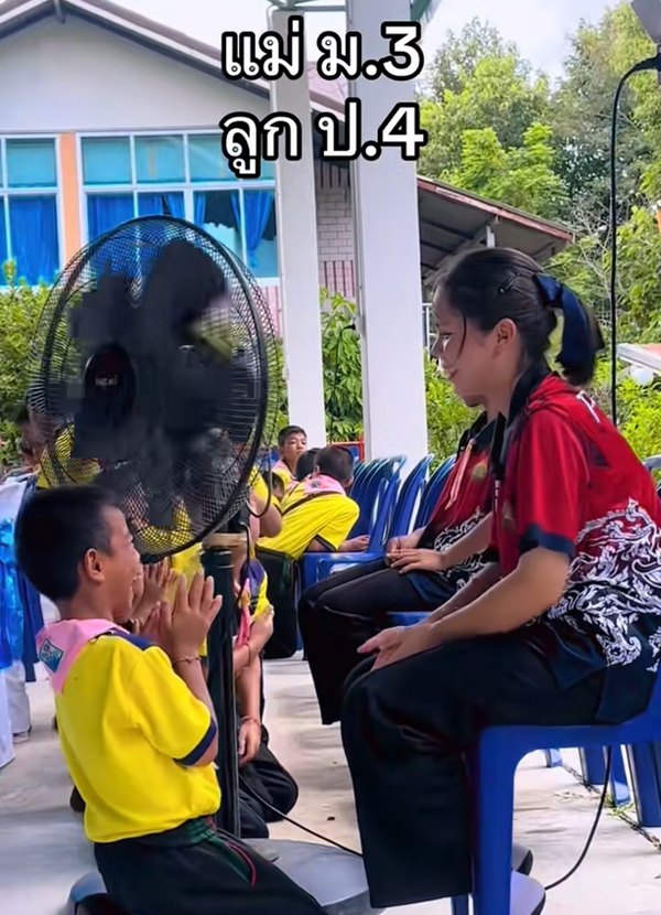 แม่ ม.3 ลูก ป.4 คลิปไวรัลกิจกรรมวันแม่ คนดู 5 แสน แม่ ม.3 ลูก ป.4 คลิปไวรัลกิจกรรมวันแม่ คนดู 5 แสน