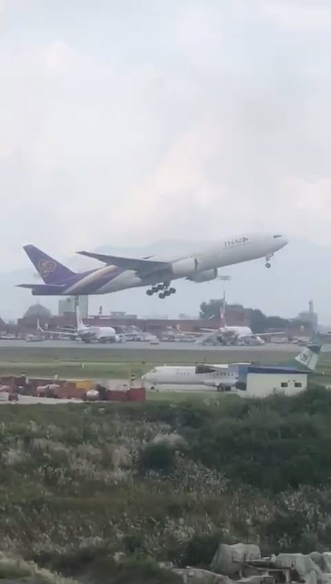 ชอตสุดระทึก การบินไทย เร่งเครื่องทะยานขึ้นฟ้า ฝ่าฉากจราจล ม็อบ Gen Z เนปาล