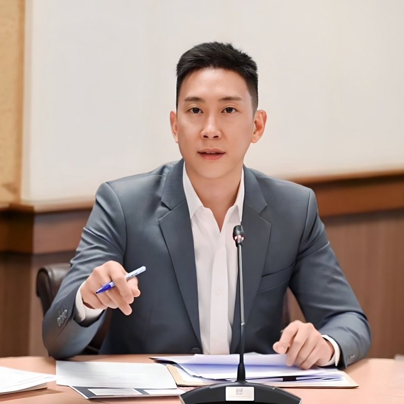 เบนซ์ เรซซิ่ง โพสต์ภาพสาวปริศนา บอกโลกเต็มไปด้วยภาพลวงตา... เธอคือใคร !?