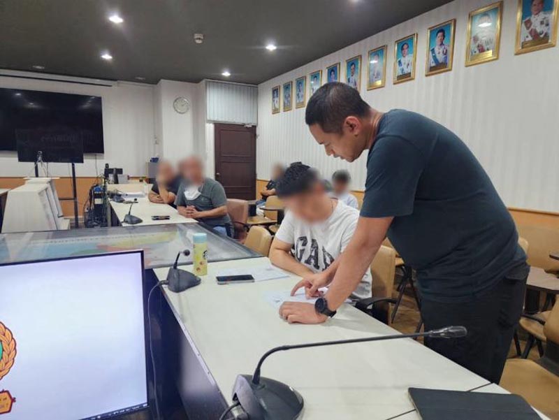 ตำรวจปลอมตัวเป็นตำรวจ