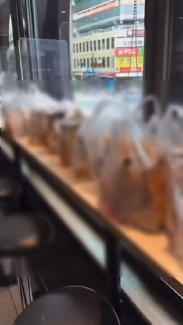 ทิ้งอาหารเต็มร้านเอาแต่ของเล่น