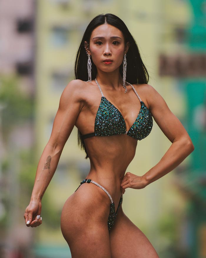 สาวสวมบิกินี่ยืนถ่ายภาพกลางถนน