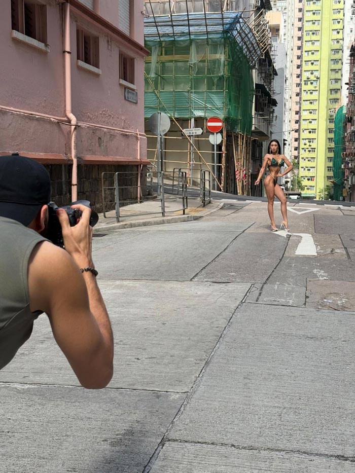 สาวสวมบิกินี่ยืนถ่ายภาพกลางถนน