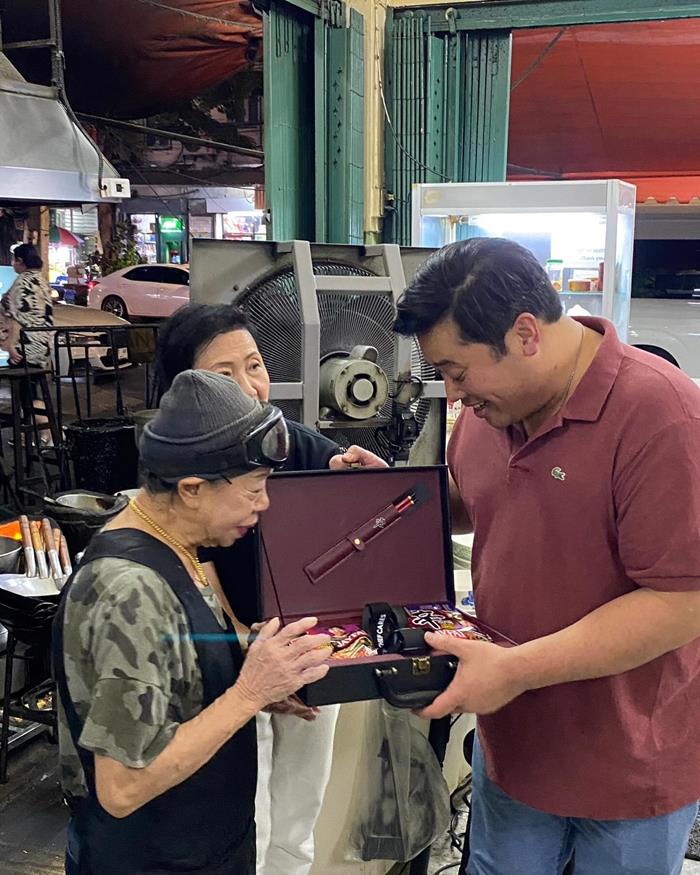 ท่านอ้น ไปกินอาหารเจ๊ไฝ ท่านอ้น ไปกินอาหารเจ๊ไฝ