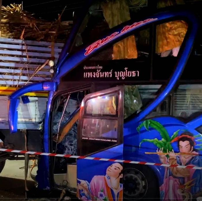 รถบัสนักเรียนชนรถบรรทุกอ้อย