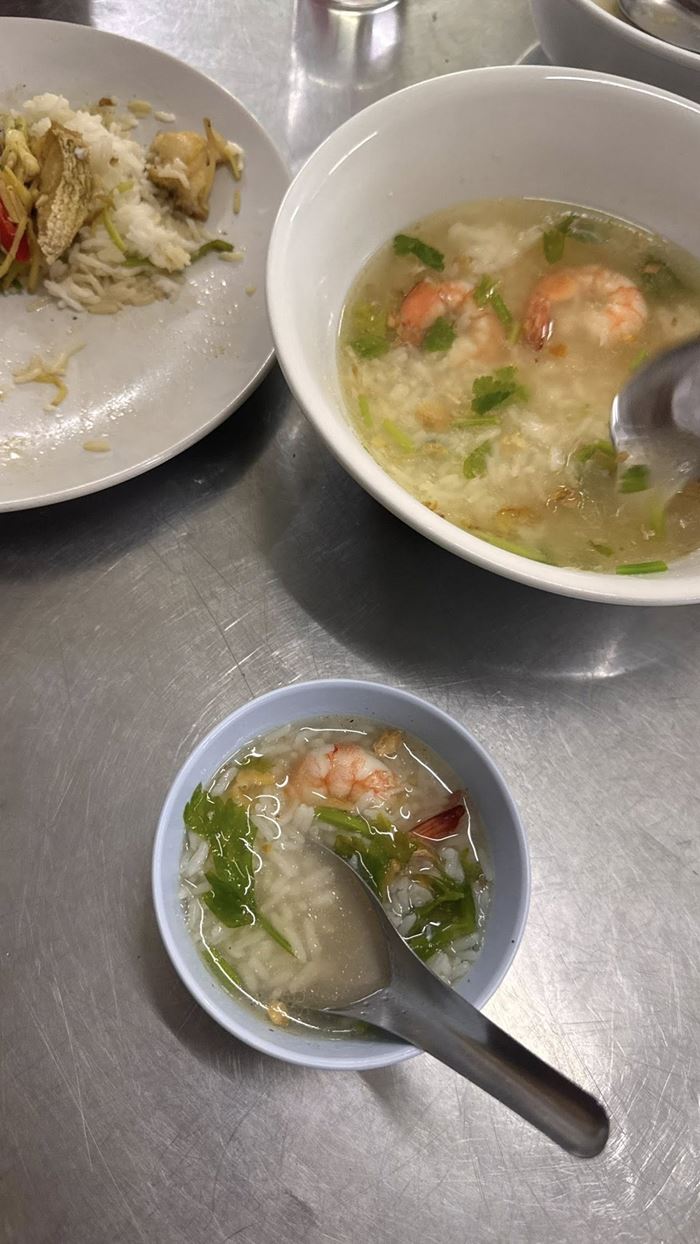 สั่งข้าวมากินเสร็จ เพิ่งเห็นบางอย่างลอยหมุนติ้ว ๆในแก้วพริกน้ำส้ม สั่งข้าวมากินเสร็จ เพิ่งเห็นบางอย่างลอยหมุนติ้ว ๆในแก้วพริกน้ำส้ม