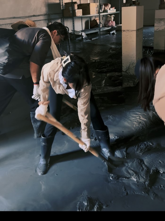 ดาราสาวลุยงานจิตอาสา ช่วยน้ำท่วม แต่ชุดทำคนหลุดโฟกัส งงถูกวิจารณ์แม้ทำดี ดาราสาวลุยงานจิตอาสา ช่วยน้ำท่วม แต่ชุดทำคนหลุดโฟกัส งงถูกวิจารณ์แม้ทำดี