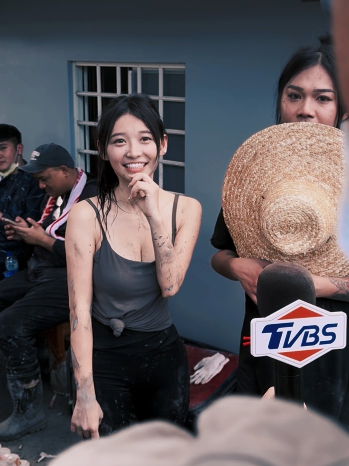 ดาราสาวลุยงานจิตอาสา ช่วยน้ำท่วม แต่ชุดทำคนหลุดโฟกัส งงถูกวิจารณ์แม้ทำดี ดาราสาวลุยงานจิตอาสา ช่วยน้ำท่วม แต่ชุดทำคนหลุดโฟกัส งงถูกวิจารณ์แม้ทำดี