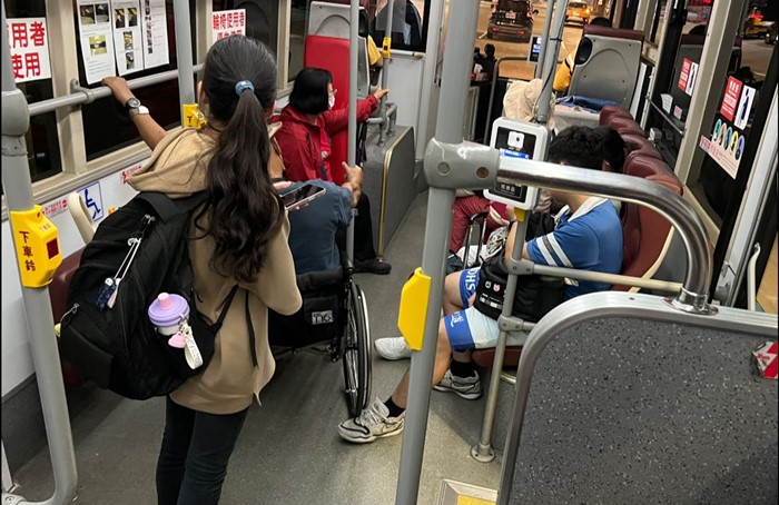 ภาพไวรัล ชายนั่งรถเข็นขึ้นรถเมล์ นักเรียนหนุ่มตั้งใจยื่นขาไปแบบนี้