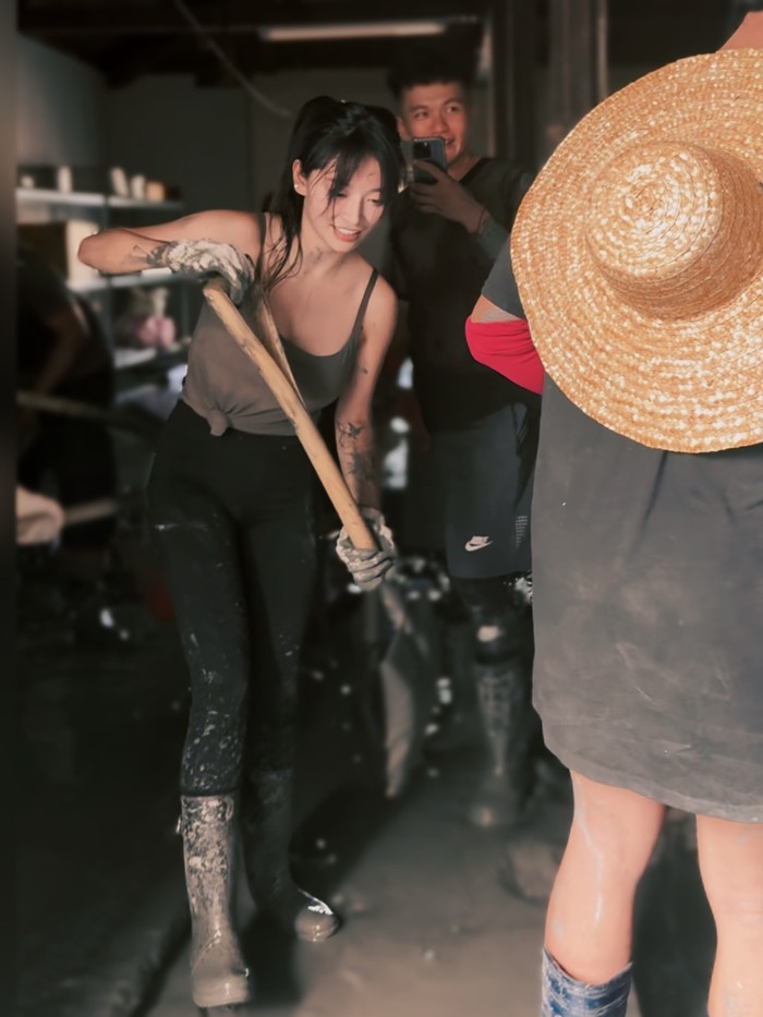 ดาราสาวลุยงานจิตอาสา ช่วยน้ำท่วม แต่ชุดทำคนหลุดโฟกัส งงถูกวิจารณ์แม้ทำดี ดาราสาวลุยงานจิตอาสา ช่วยน้ำท่วม แต่ชุดทำคนหลุดโฟกัส งงถูกวิจารณ์แม้ทำดี