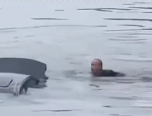 รถหรูตกน้ำ ฮีโร่กระโดดทุบหลังคา ช่วยชีวิตคนขับ