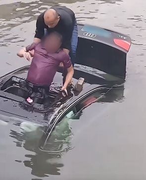 รถหรูตกน้ำ ฮีโร่กระโดดทุบหลังคา ช่วยชีวิตคนขับ