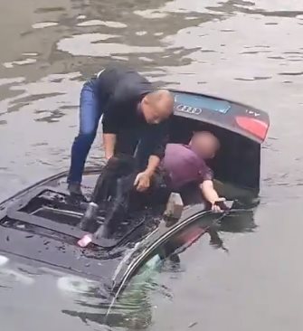 รถหรูตกน้ำ ฮีโร่กระโดดทุบหลังคา ช่วยชีวิตคนขับ