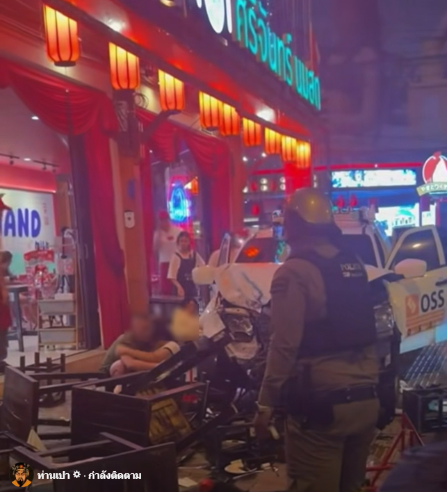  เมาแล้วขับฝ่าไฟแดง พุ่งใส่ร้านนม