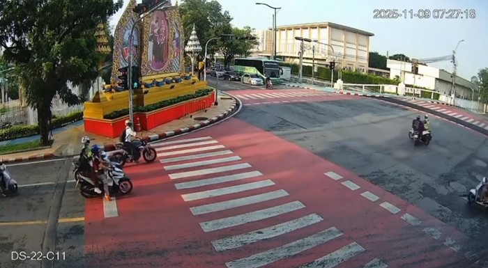 ฝ่าไฟแดง ชน ตร. สาหัส 