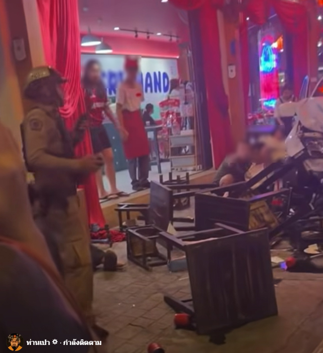  เมาแล้วขับฝ่าไฟแดง พุ่งใส่ร้านนม