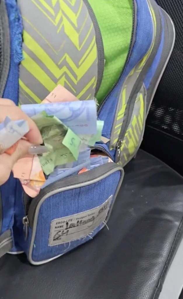 แม่เจอเงินในกระเป๋านักเรียนลูกชายวัย 13 ปี เงินสดเป็นฟ่อน แม่เจอเงินในกระเป๋านักเรียนลูกชายวัย 13 ปี เงินสดเป็นฟ่อน