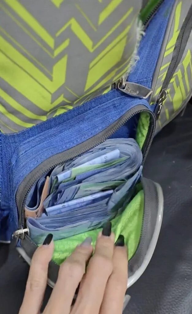 แม่เจอเงินในกระเป๋านักเรียนลูกชายวัย 13 ปี เงินสดเป็นฟ่อน แม่เจอเงินในกระเป๋านักเรียนลูกชายวัย 13 ปี เงินสดเป็นฟ่อน