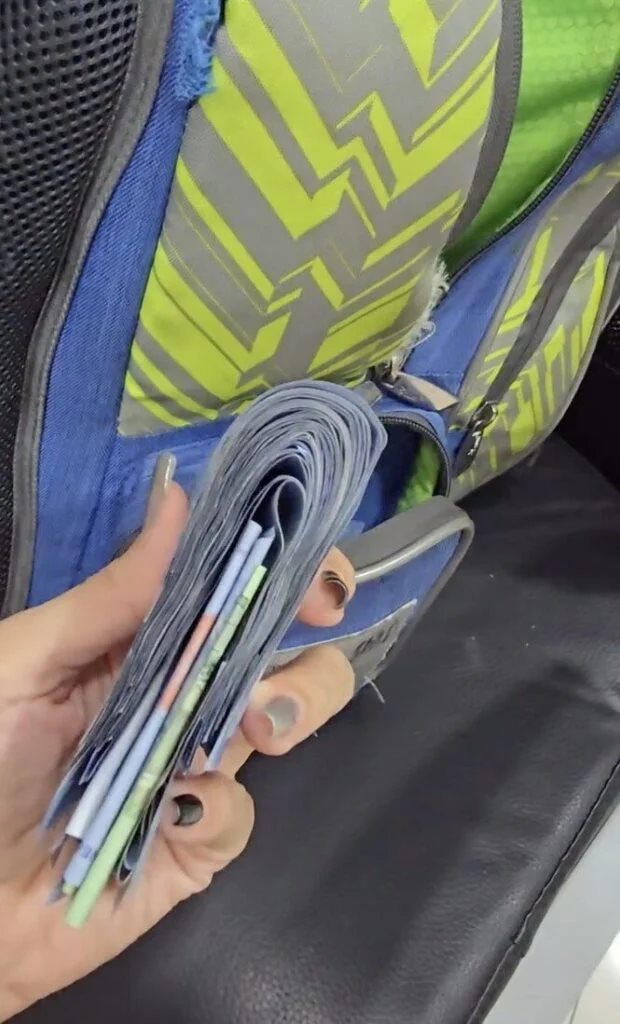 แม่เจอเงินในกระเป๋านักเรียนลูกชายวัย 13 ปี เงินสดเป็นฟ่อน แม่เจอเงินในกระเป๋านักเรียนลูกชายวัย 13 ปี เงินสดเป็นฟ่อน