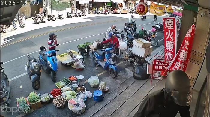 ชายเปิดแผงเหล็กไม่สุด เกือบไม่รอดหลังเดินเข้าร้าน 