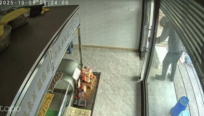 ชายเปิดแผงเหล็กไม่สุด เกือบไม่รอดหลังเดินเข้าร้าน 