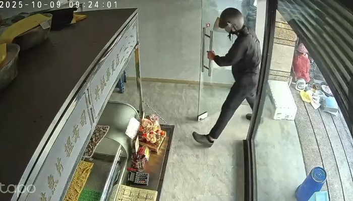 ชายเปิดแผงเหล็กไม่สุด เกือบไม่รอดหลังเดินเข้าร้าน 