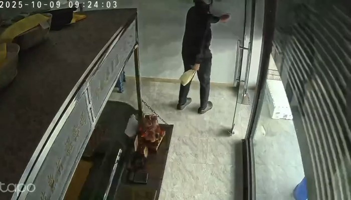 ชายเปิดแผงเหล็กไม่สุด เกือบไม่รอดหลังเดินเข้าร้าน 