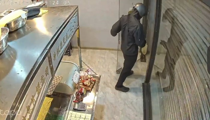 ชายเปิดแผงเหล็กไม่สุด เกือบไม่รอดหลังเดินเข้าร้าน 