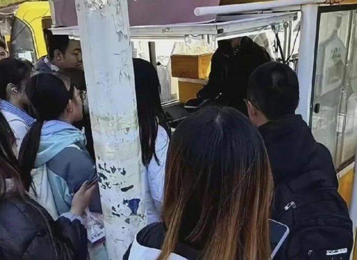 พ่อลาออก-เดินทาง 900 กม. มาขายข้าวข้างมหาวิทยาลัย หลังลูกสาวบ่นคำเดียว