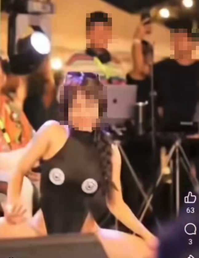 สาวเต้นโชว์หวิวบนเวที 