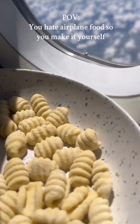 ทำแป้งพาสตาบนเครื่องบิน