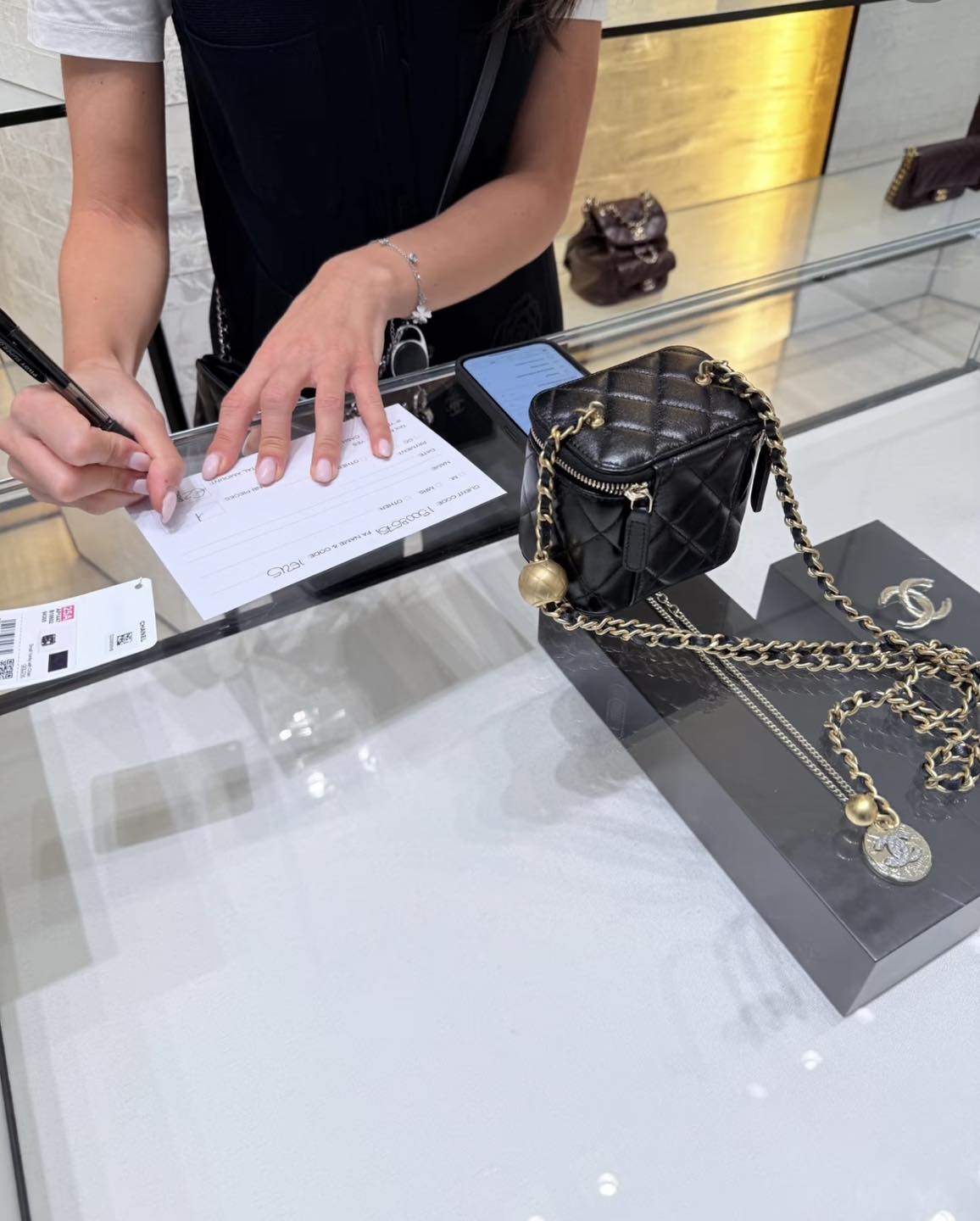 ขายรถผัวไปซื้อกระเป๋า 