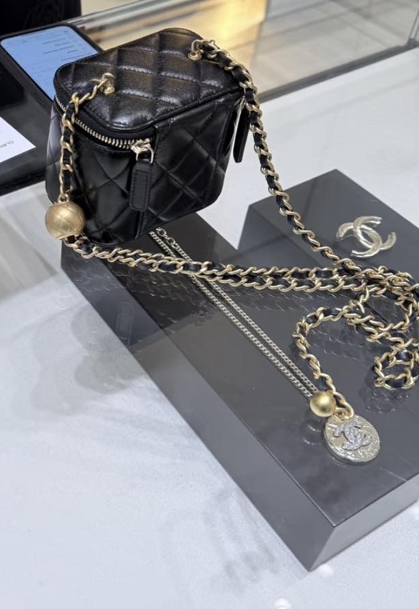 ขายรถผัวไปซื้อกระเป๋า 