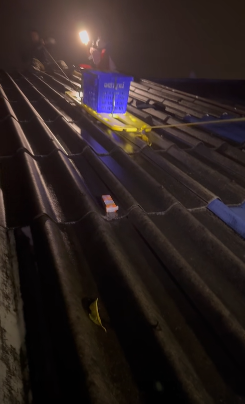 ติดน้ำท่วมหาดใหญ่ พ่ออุ้มลูก ชุดกู้ภัยรุดช่วยรับลงตะกร้า 