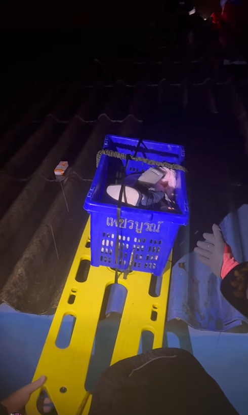 ติดน้ำท่วมหาดใหญ่ พ่ออุ้มลูก ชุดกู้ภัยรุดช่วยรับลงตะกร้า ติดน้ำท่วมหาดใหญ่ พ่ออุ้มลูก ชุดกู้ภัยรุดช่วยรับลงตะกร้า