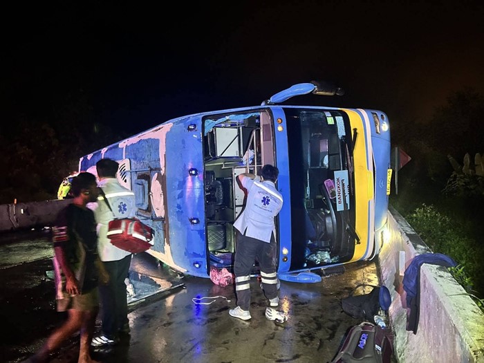 รถทัวร์พลิกคว่ำ รถทัวร์พลิกคว่ำ