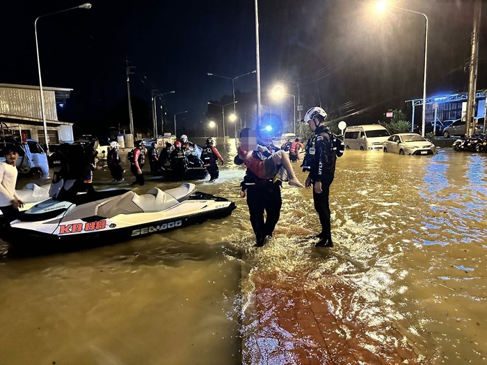 กู้ภัยฝ่าน้ำท่วมหาดใหญ่ ช่วยครอบครัว 5 ชีวิต เศร้าไปไม่ทัน 1 ชีวิต