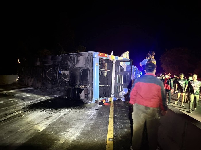 รถทัวร์พลิกคว่ำ รถทัวร์พลิกคว่ำ