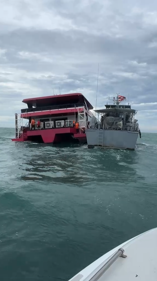 คลื่นซัดเรือท้องแตก 